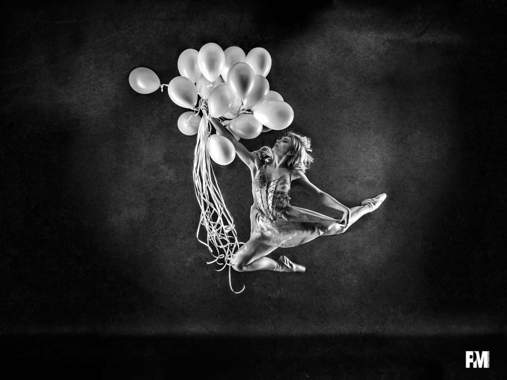 fotografia fine art modella che salta con palloncini